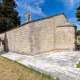 ...mentre sul lato opposto sporge un�abside con copertura a semicalotta
